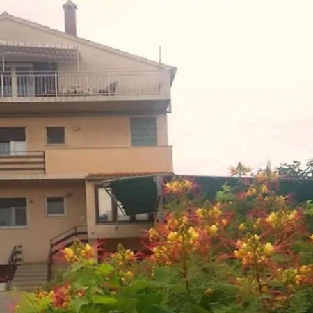 Apartments And Rooms Ognjen - Family Apartments With Free Parking Бетина Экстерьер фото