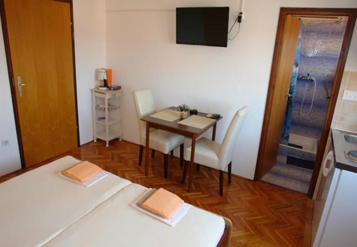 Apartments And Rooms Ognjen - Family Apartments With Free Parking Бетина Экстерьер фото