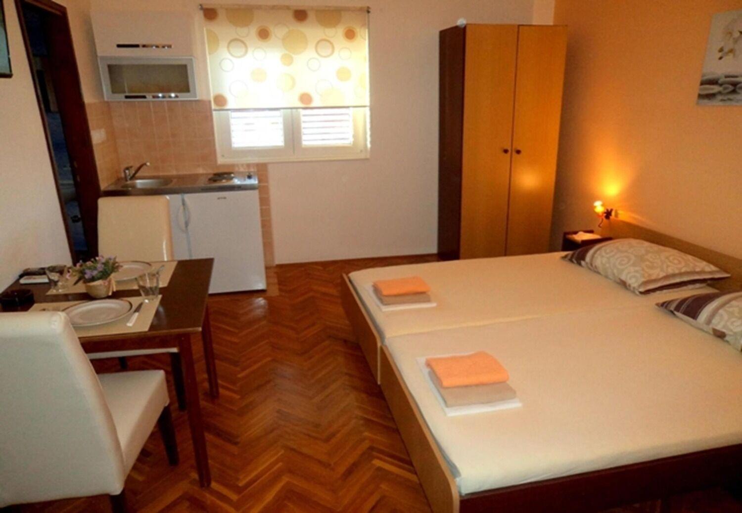 Apartments And Rooms Ognjen - Family Apartments With Free Parking Бетина Экстерьер фото