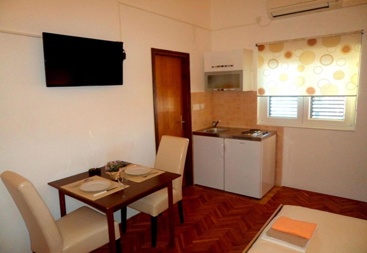 Apartments And Rooms Ognjen - Family Apartments With Free Parking Бетина Экстерьер фото