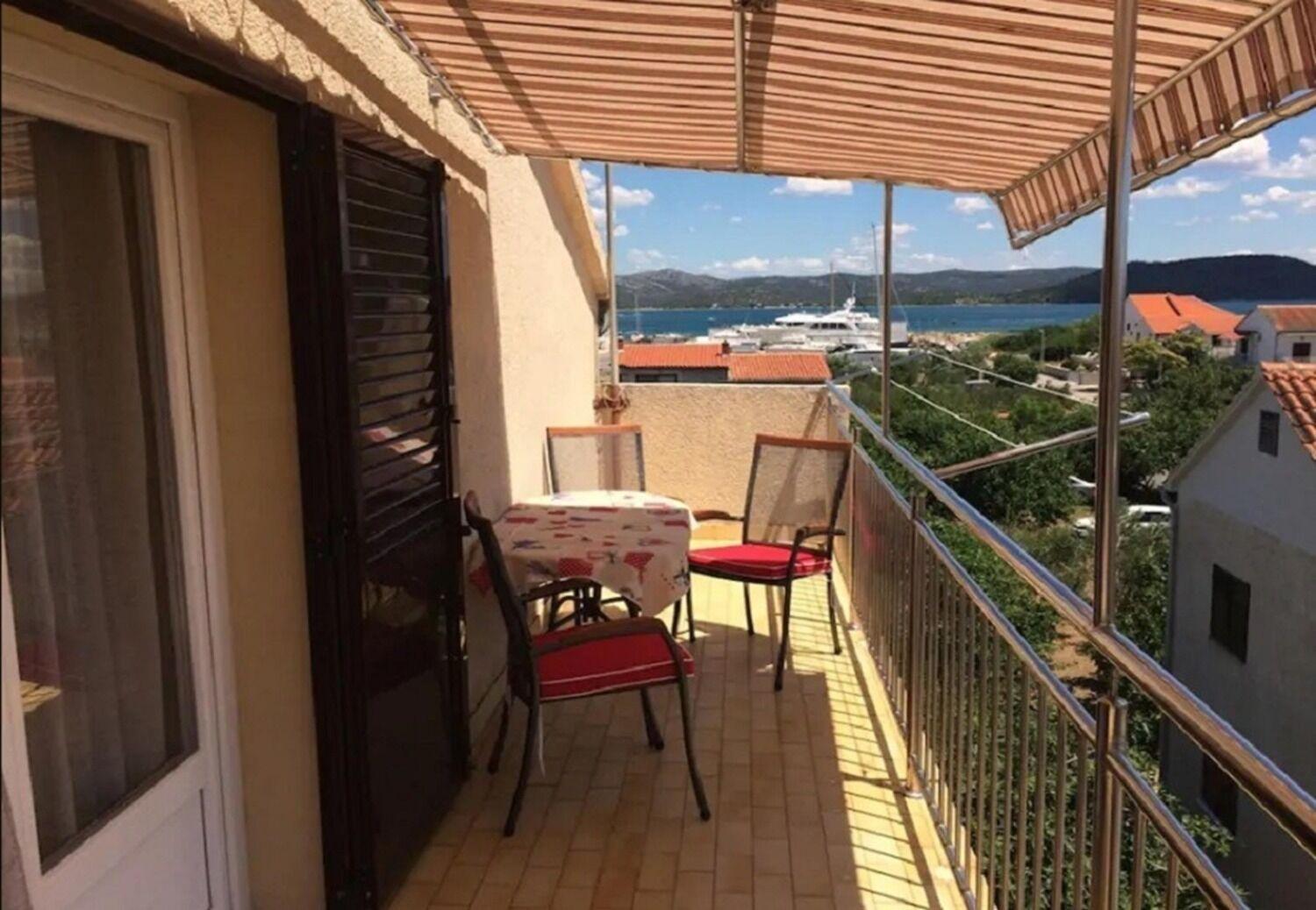 Apartments And Rooms Ognjen - Family Apartments With Free Parking Бетина Экстерьер фото
