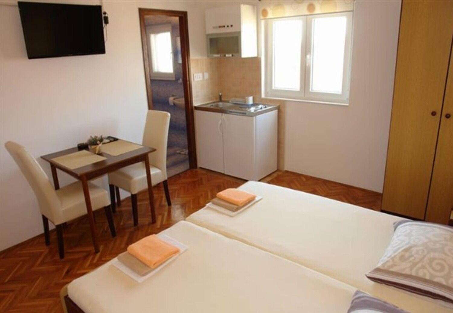 Apartments And Rooms Ognjen - Family Apartments With Free Parking Бетина Экстерьер фото