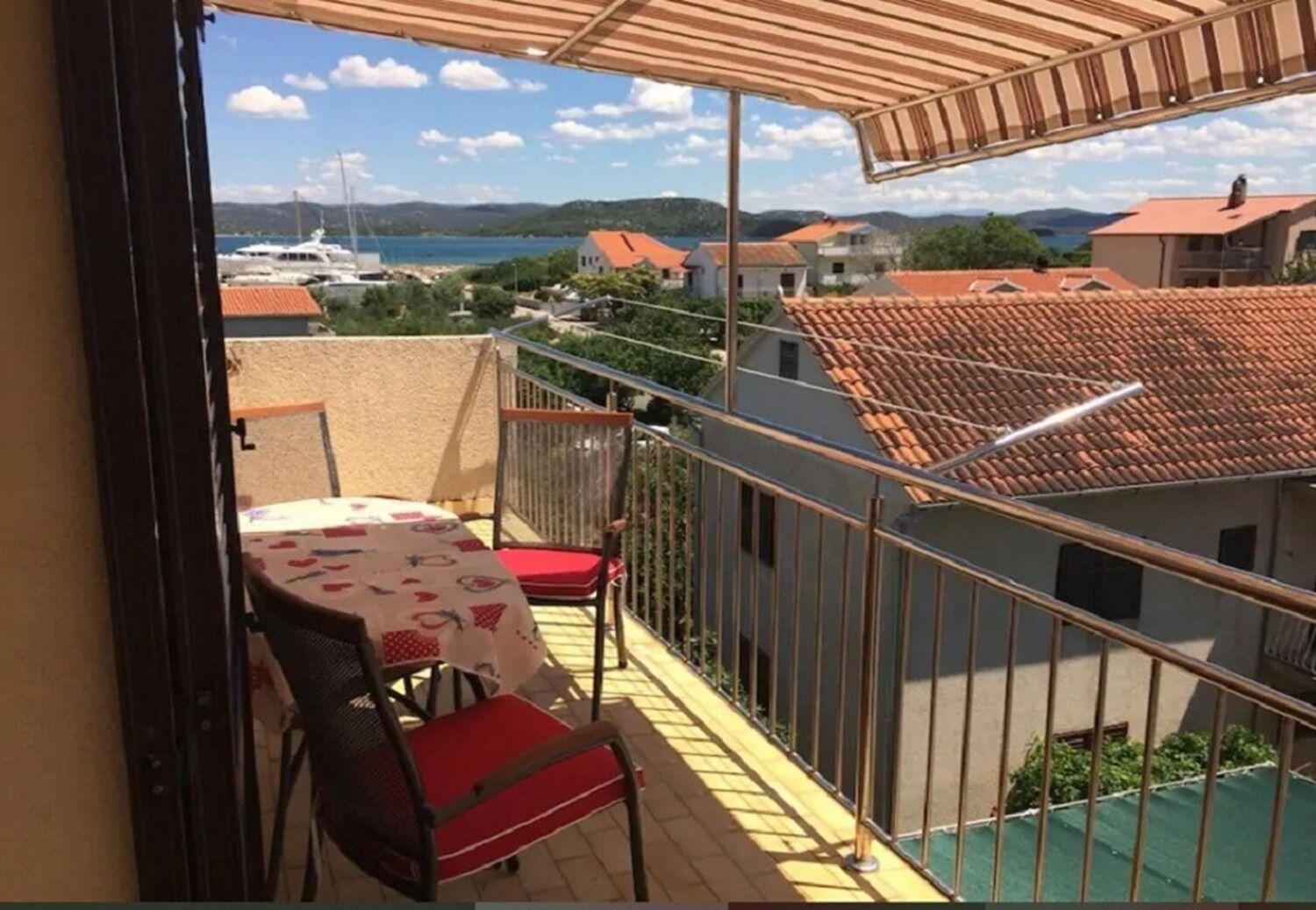 Apartments And Rooms Ognjen - Family Apartments With Free Parking Бетина Экстерьер фото