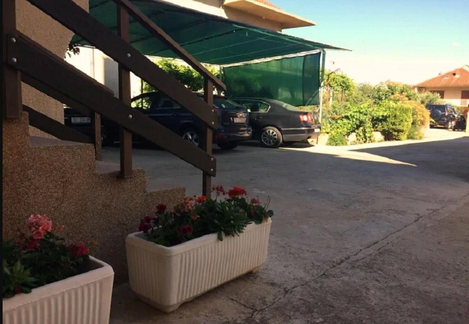 Apartments And Rooms Ognjen - Family Apartments With Free Parking Бетина Экстерьер фото